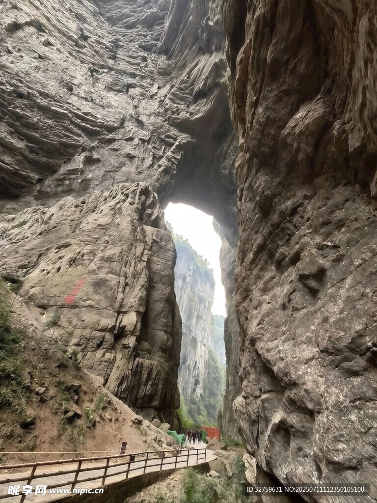 山间瀑布下的栈道景观