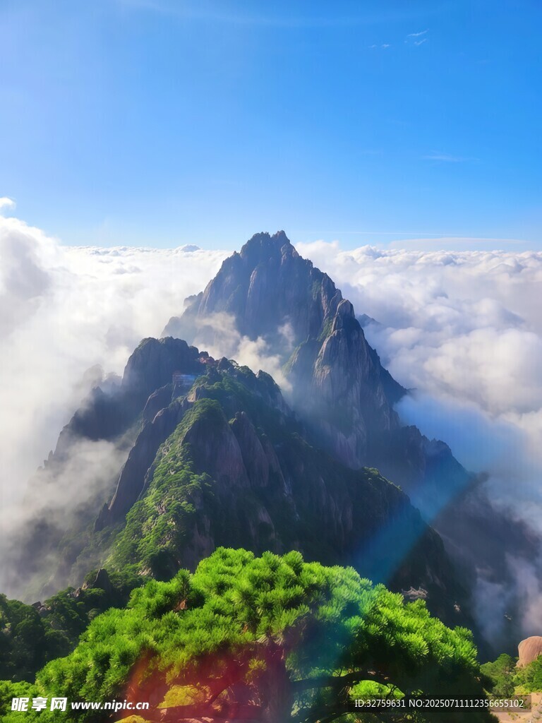 云雾缭绕的巍峨山峰