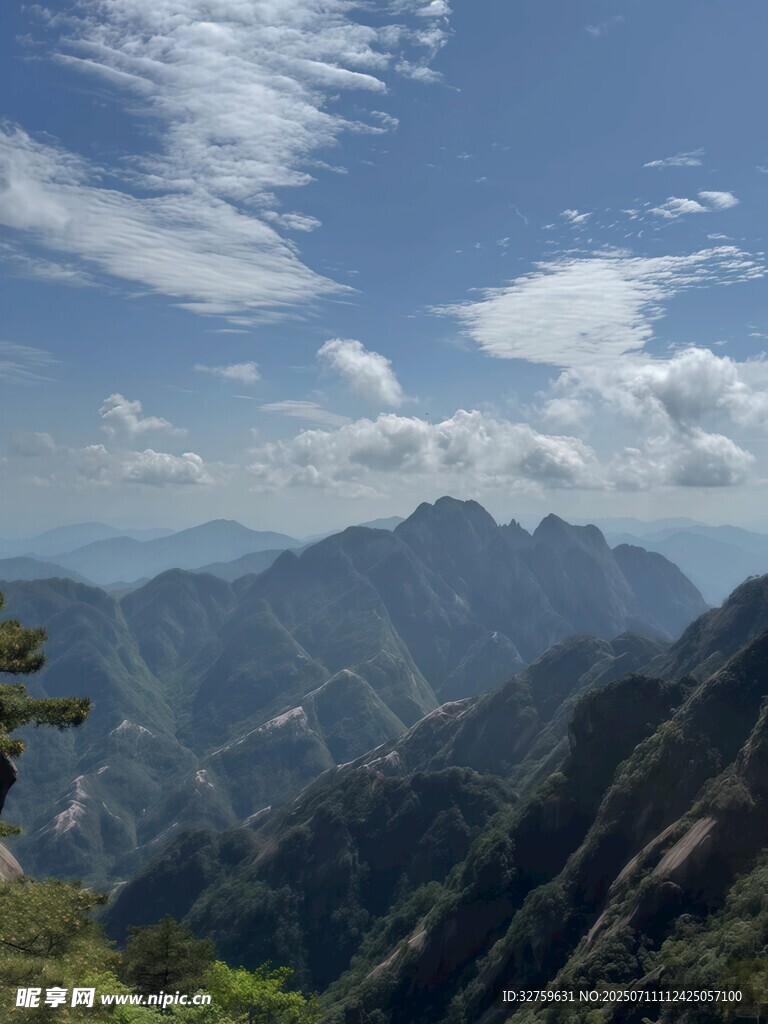 壮丽山峦与蓝天白云美景