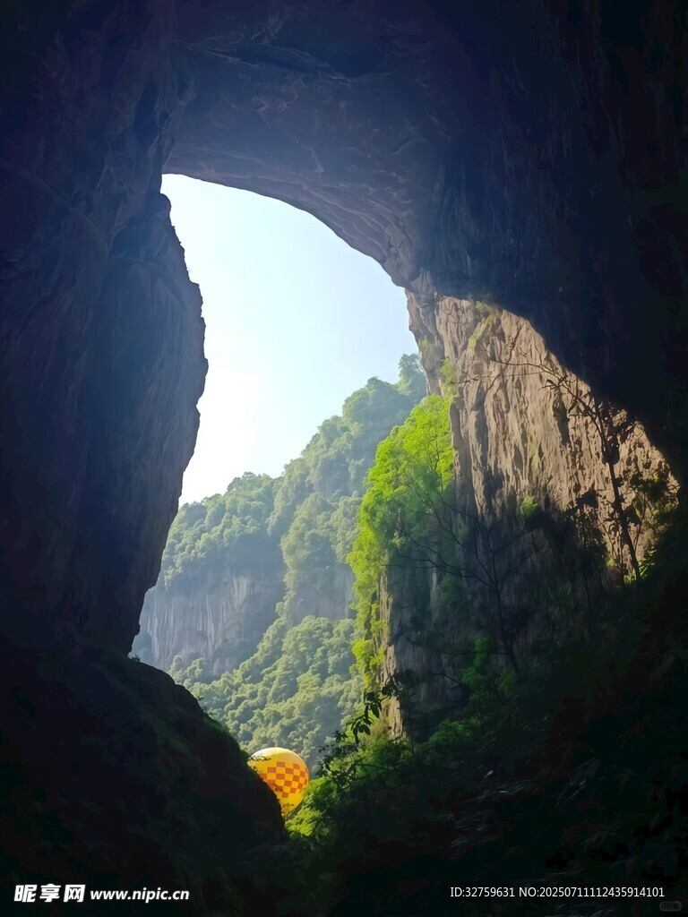山洞外的青山美景