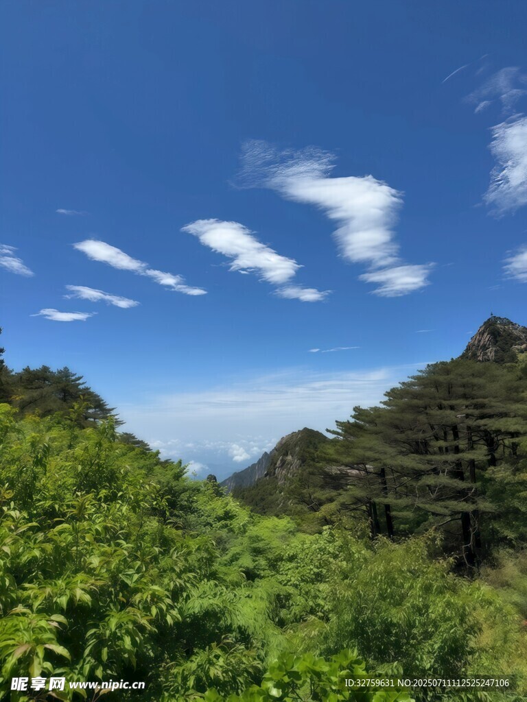 青山蓝天间的自然美景