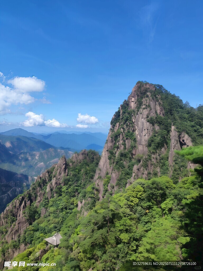 巍峨青山绿意浓