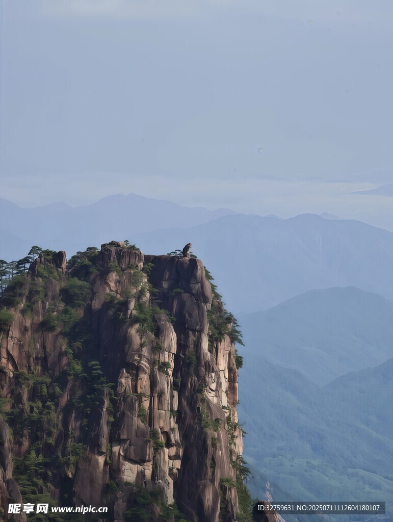 巍峨奇峰屹立于群山之间