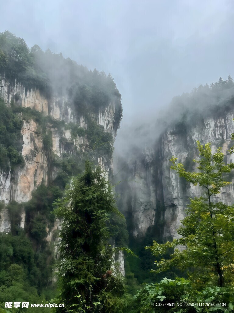 云雾缭绕的壮丽山间景色