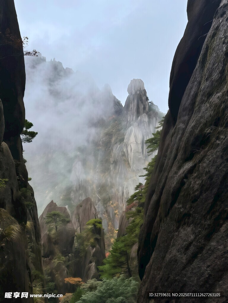 云雾缭绕的壮丽山峰景观