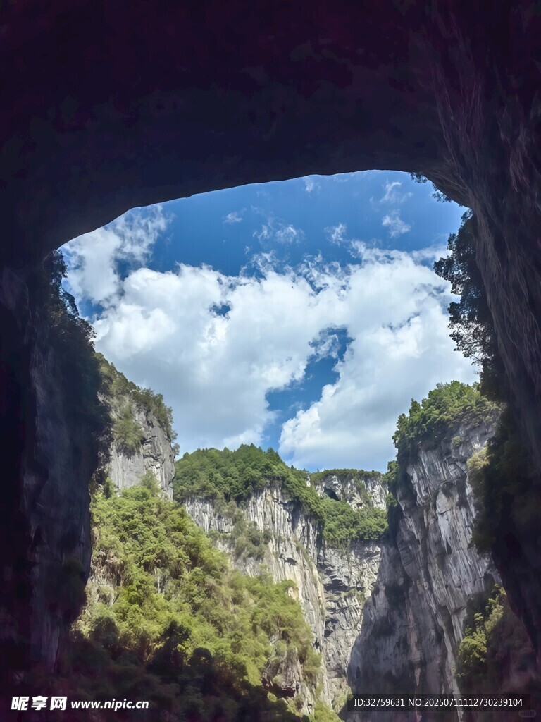山洞外的蓝天白云青山