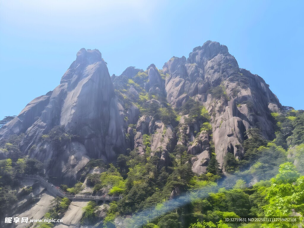 巍峨山峰映蓝天绿意