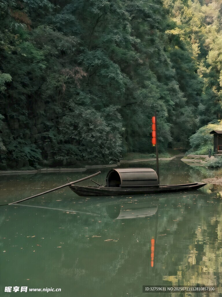 青山绿水间的古朴小船