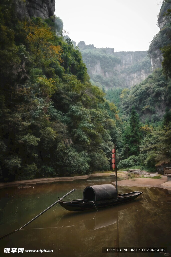 山水间的孤舟美景
