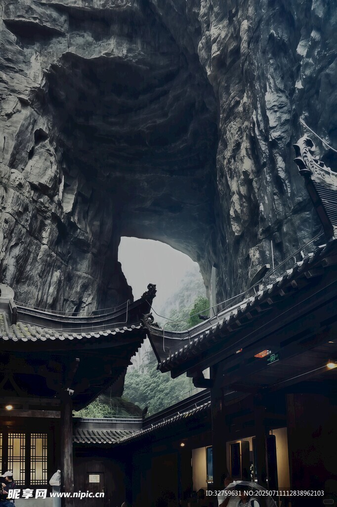 武侠场景中人物飞跃古建筑