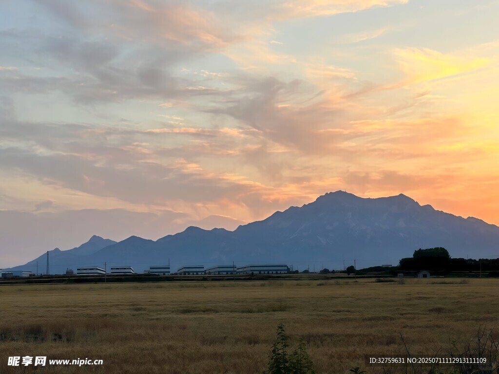 夕阳下的旷野与远山