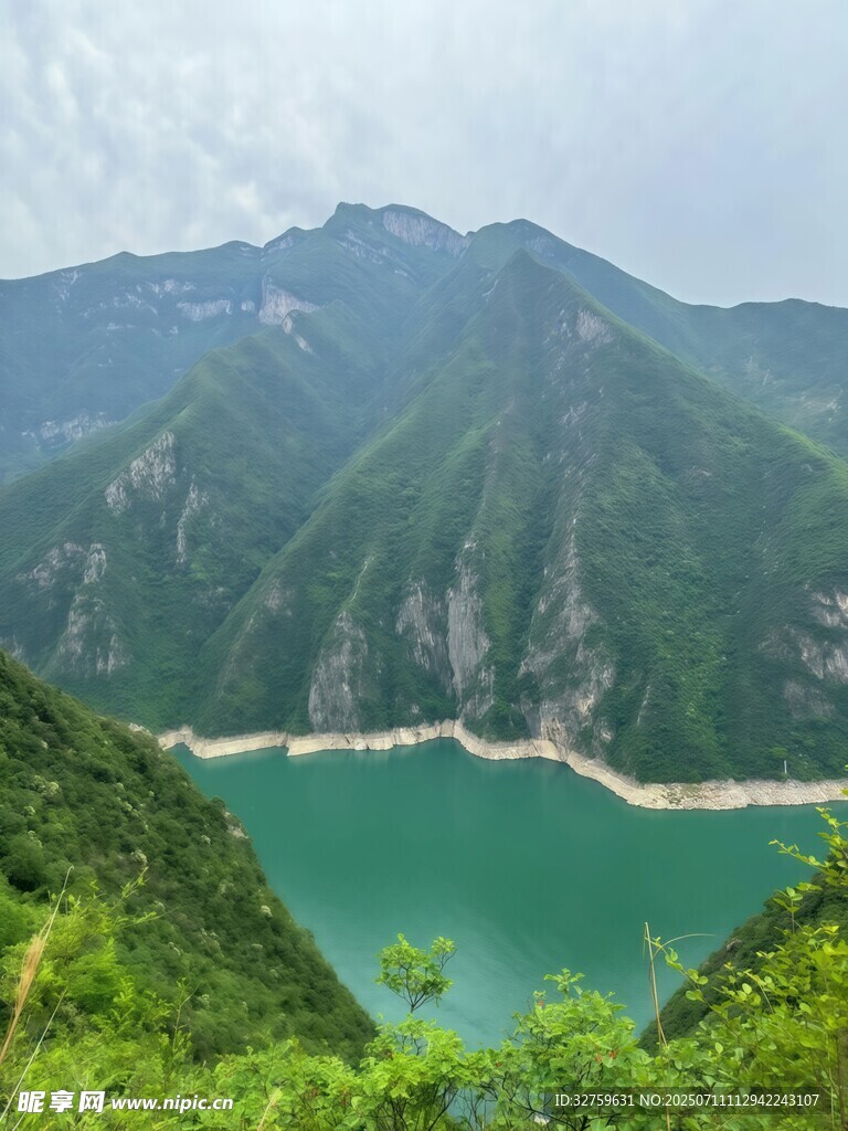 青山环抱的碧绿湖泊