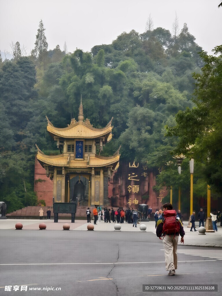 古建前漫步的行人