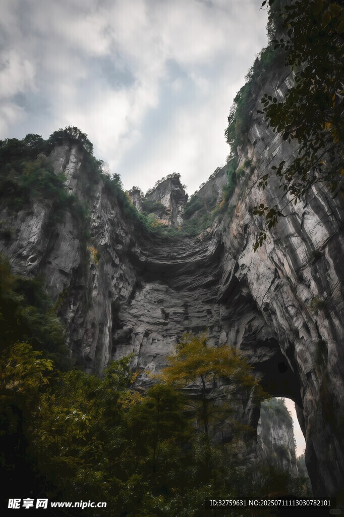 险峻山峦间的自然奇观