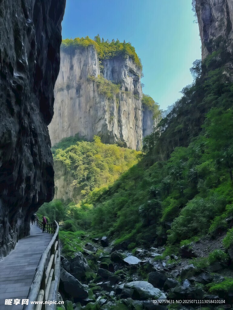 山间栈道穿行于峡谷美景