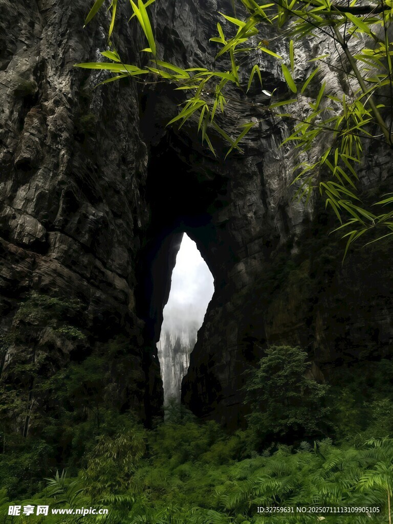 山间幽洞