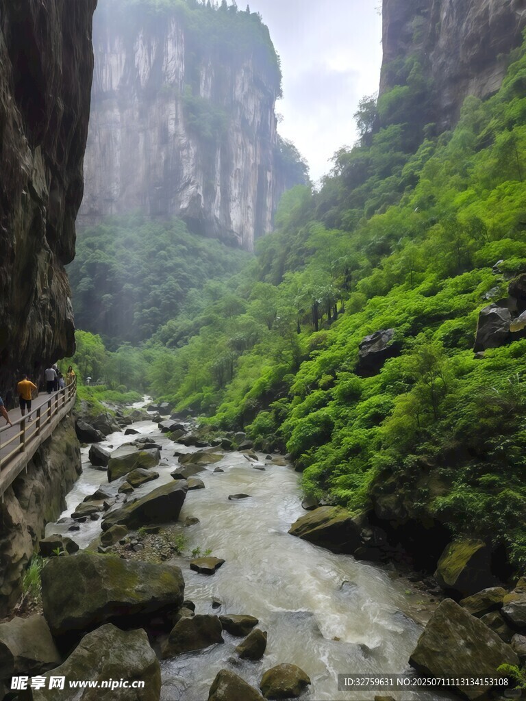 山间溪流穿于葱郁峡谷间