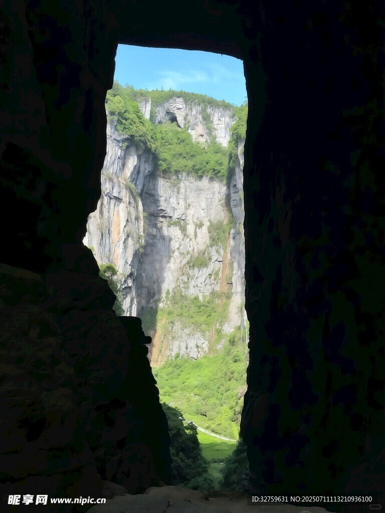 洞口外的壮丽山景