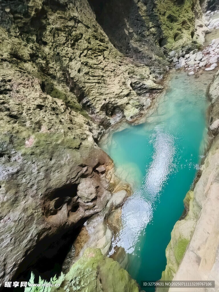 峡谷间的碧绿澄澈溪流