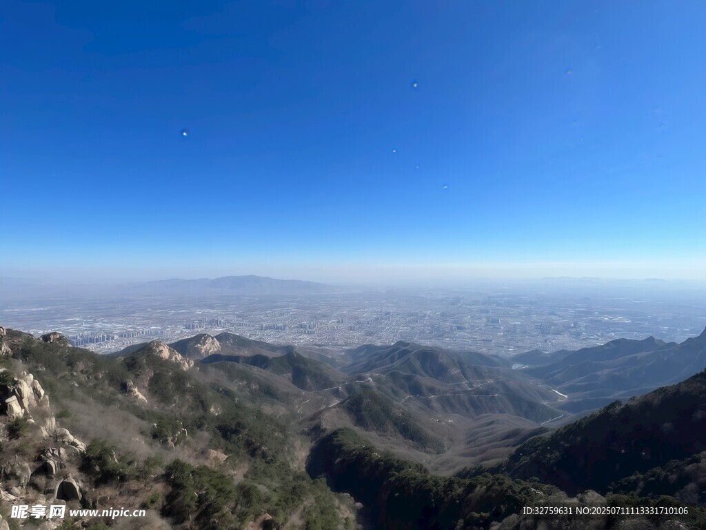 壮丽山峦蓝天美景