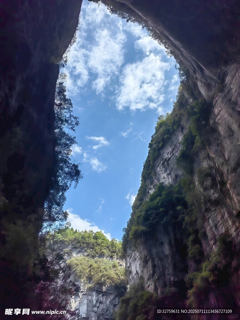 山间裂谷现蓝天美景