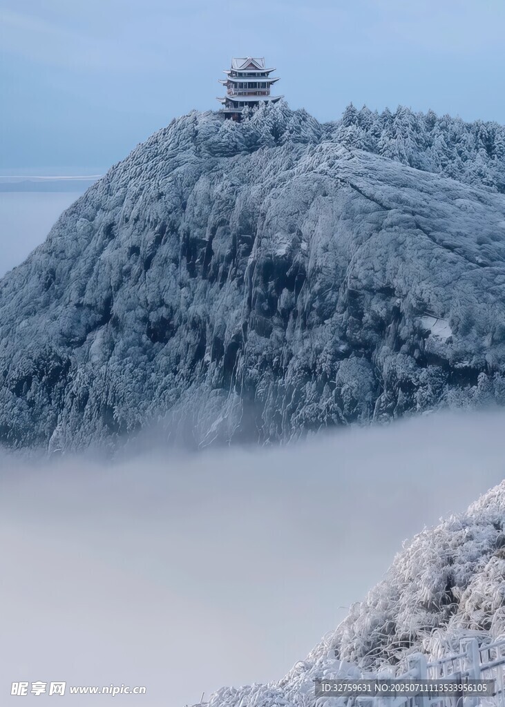 雪覆山峦上的亭阁美景