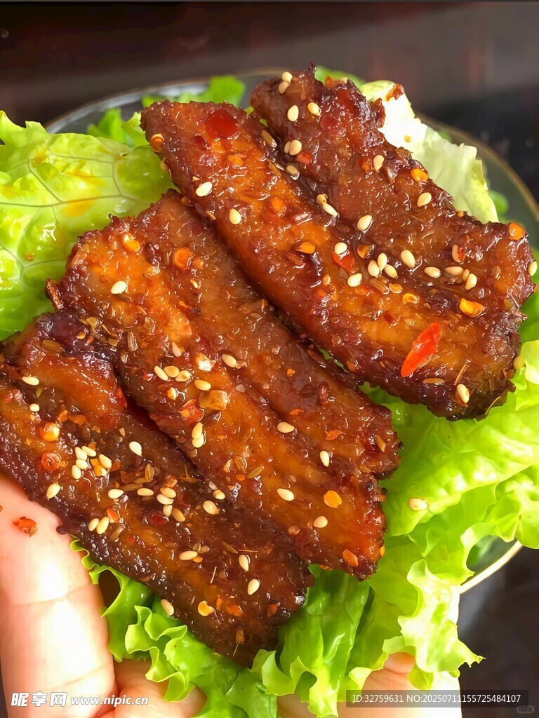美味烤排骨配生菜