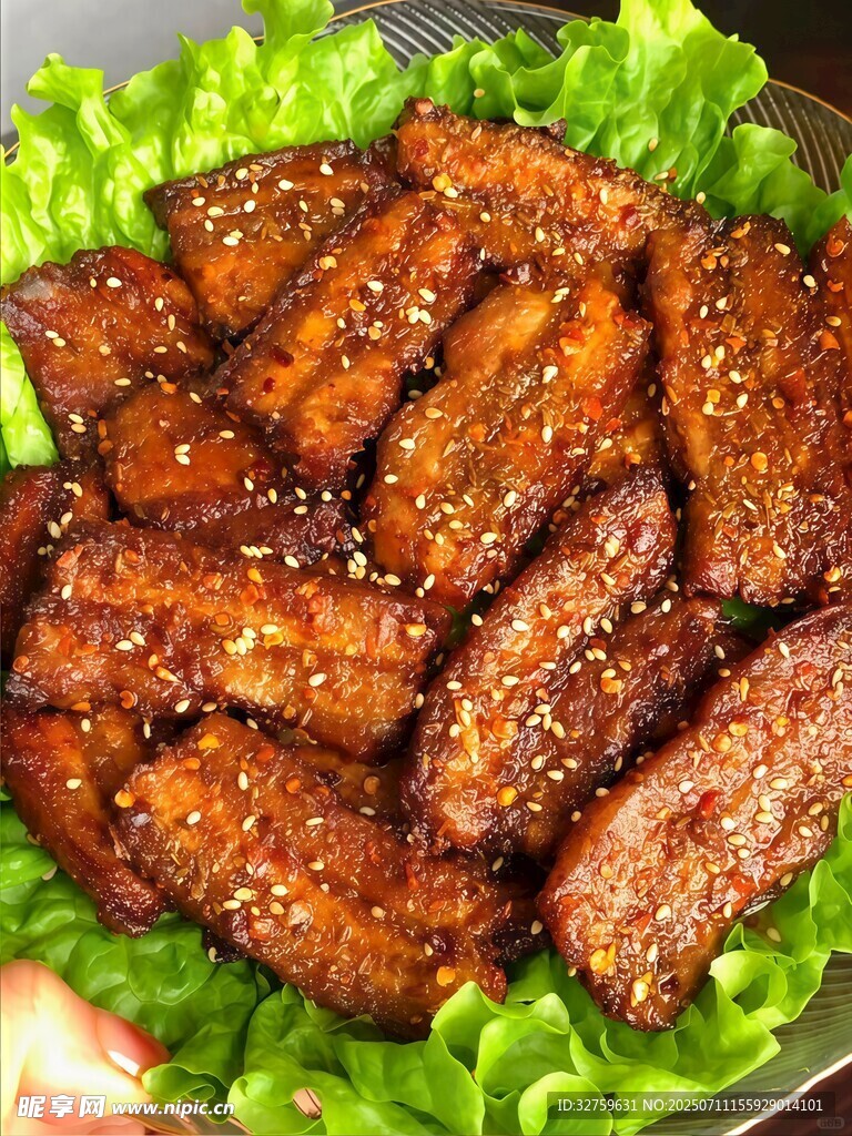 美味撒芝麻的红烧排骨烤五花肉