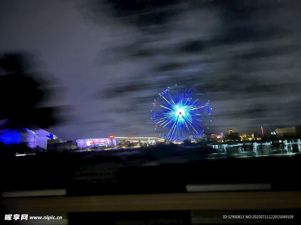夜晚璀璨摩天轮夜景