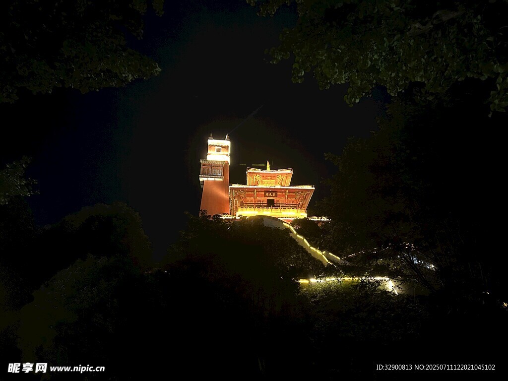 夜晚灯火通明的山间城堡