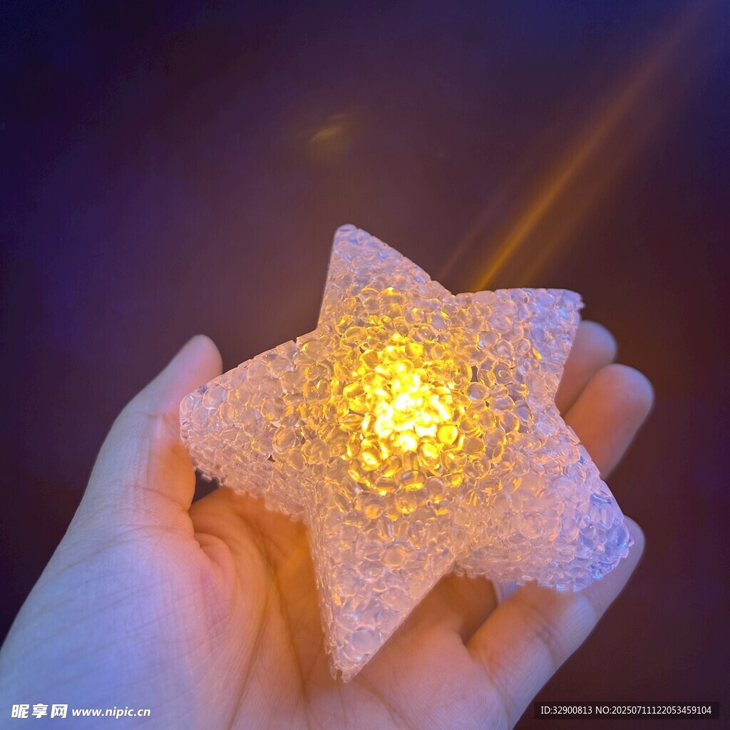 手捧发光星星小夜灯
