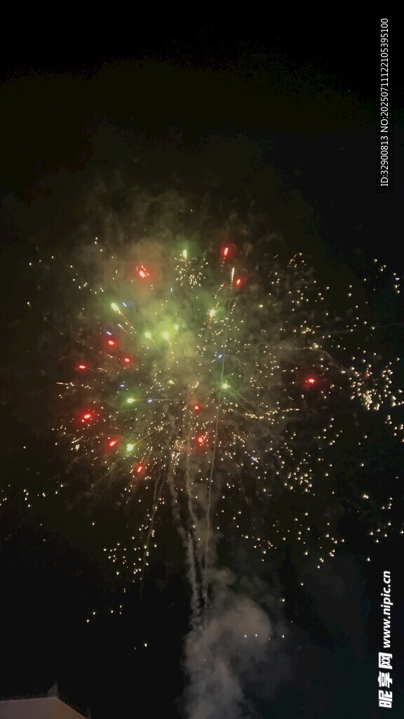 夜空中绚烂绽放的烟花