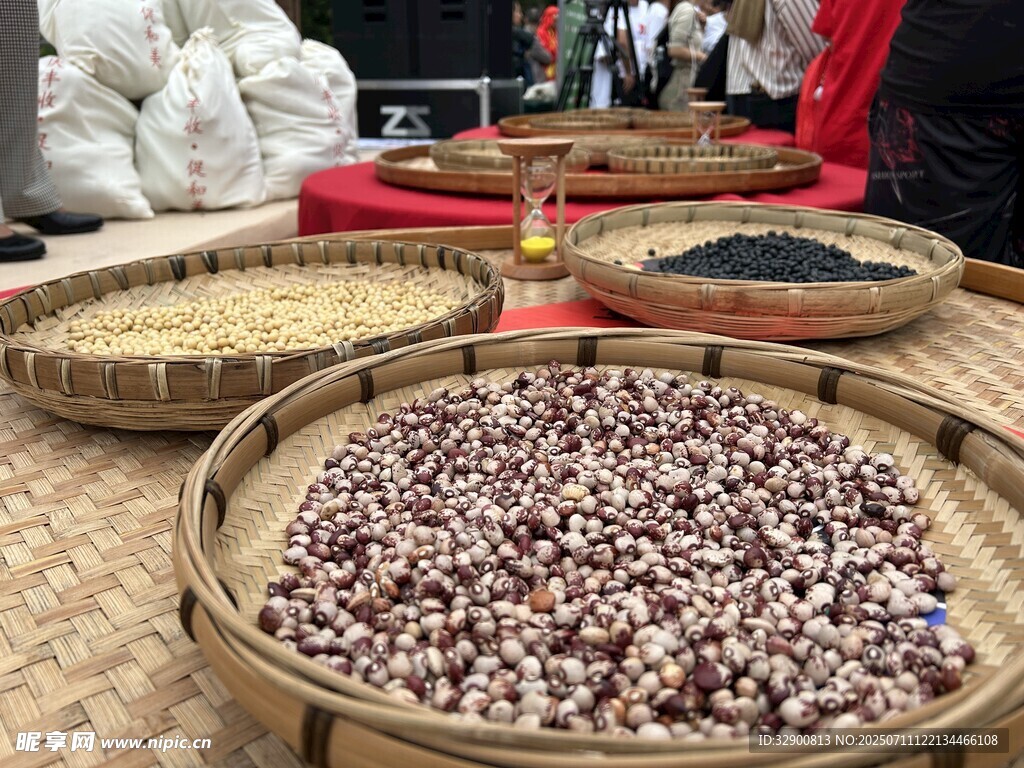 传统谷物展示多样食材