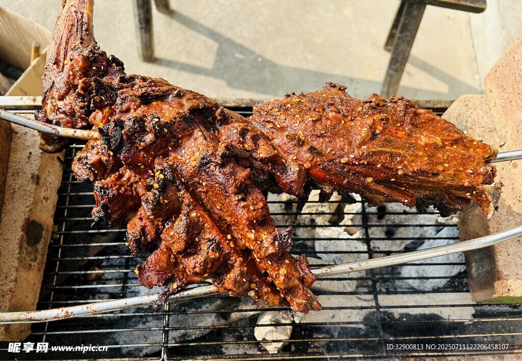 户外烤架上的美味烤肉