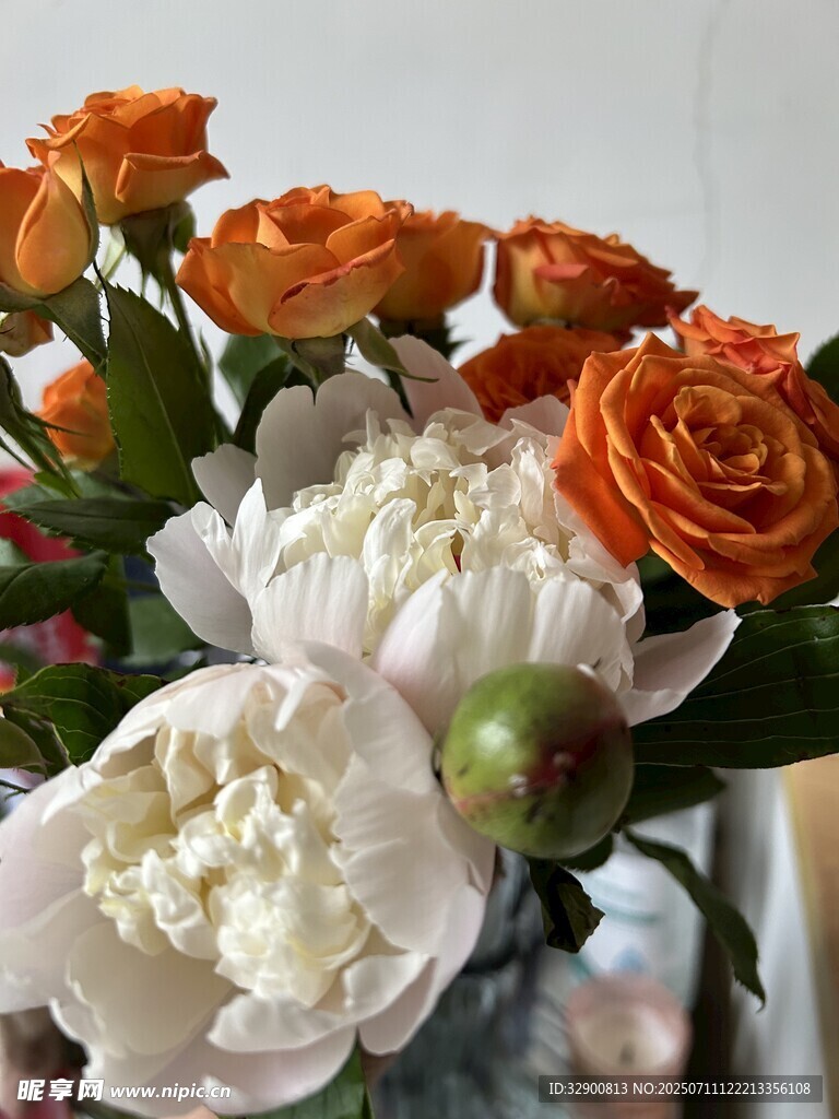 多彩花卉组合插花艺术