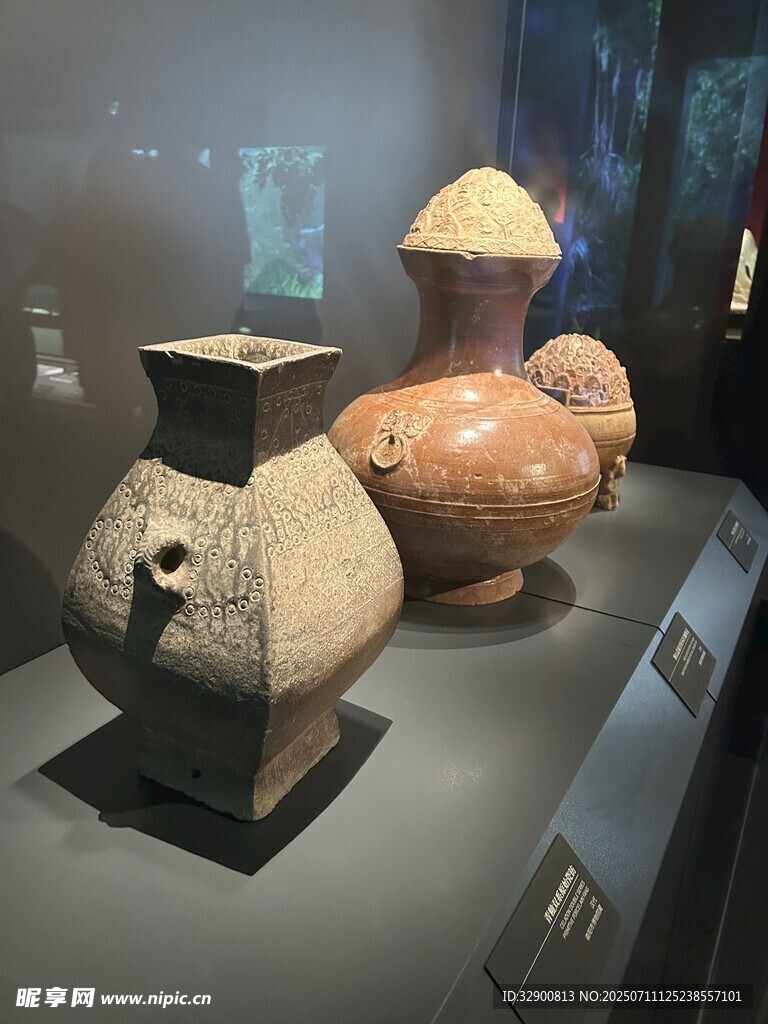 古代陶罐展示
