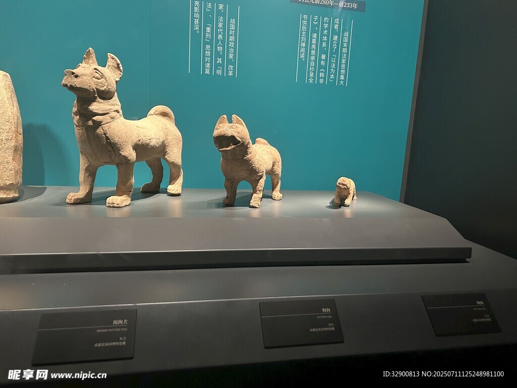 古代陶制动物摆件展示