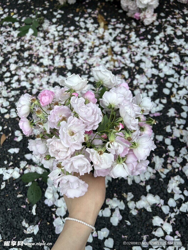 手捧浪漫粉色系鲜花