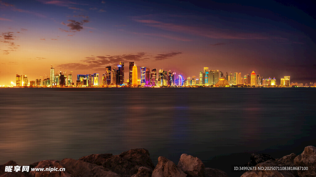 海滨城市璀璨夜景