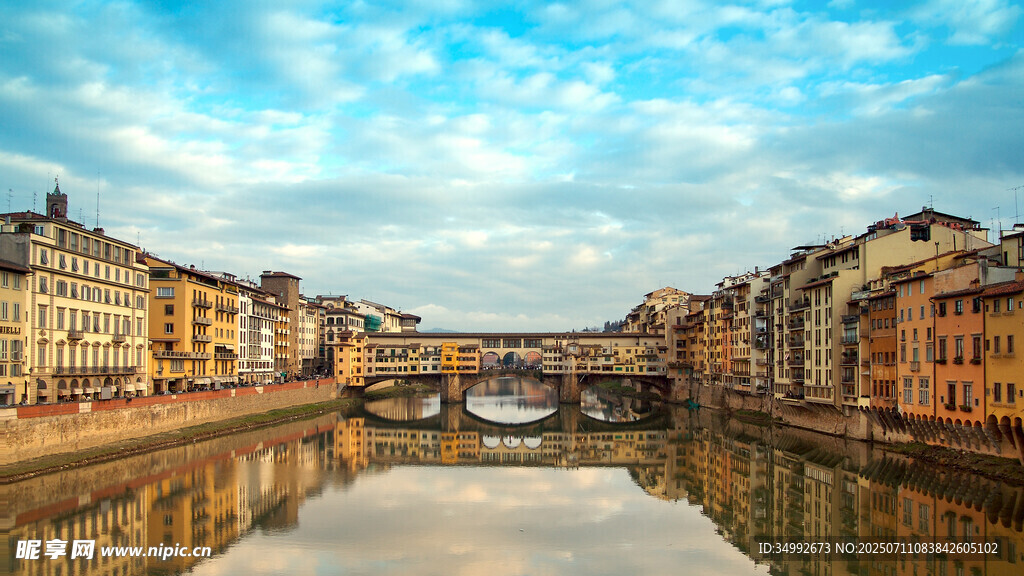 河畔多彩建筑与桥梁美景