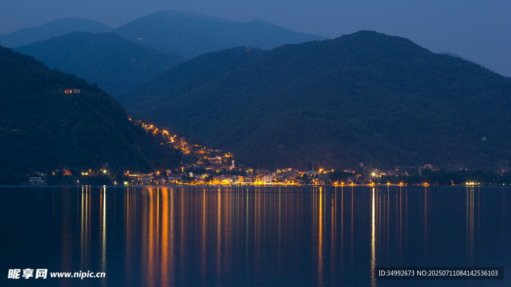 湖畔山城夜景波光粼粼