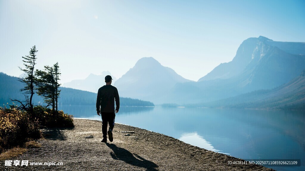 一人漫步湖畔赏壮丽山景