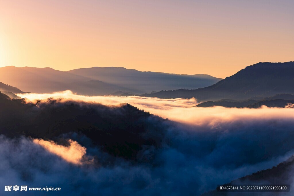 日出云海间的壮美山景