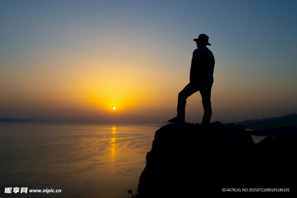夕阳下的孤独旅人