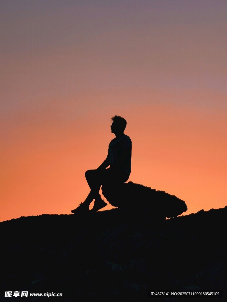 夕阳下的孤独沉思者