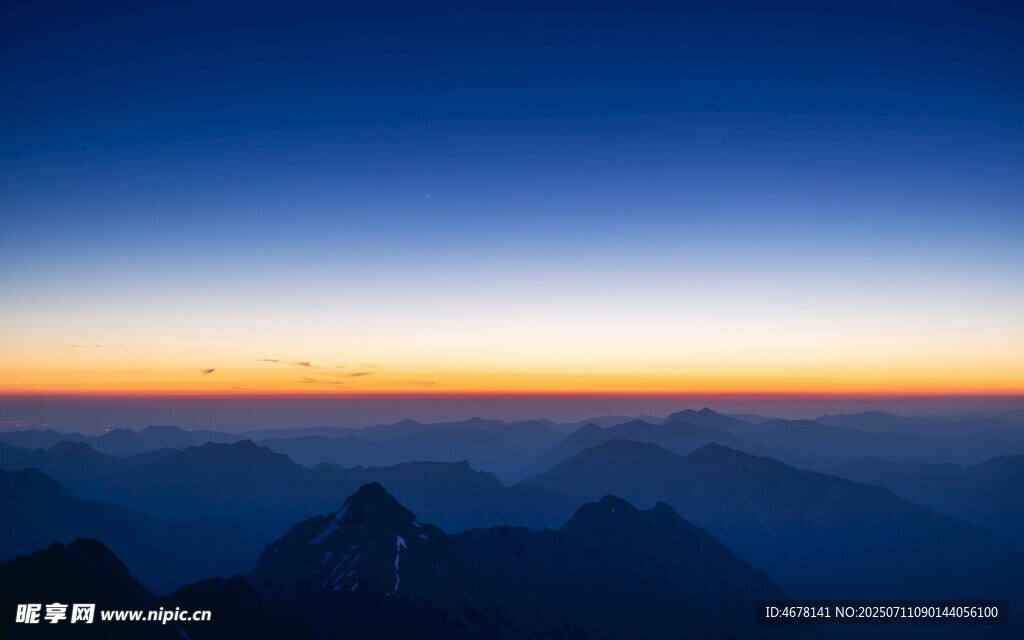 壮丽山巅日出美景