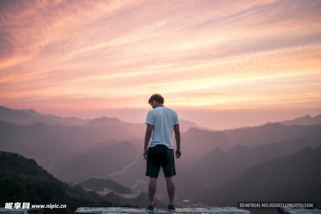 男子赏壮丽山间日落美景