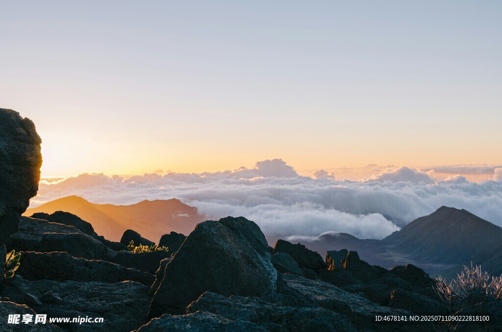 山顶日出云海壮丽景观
