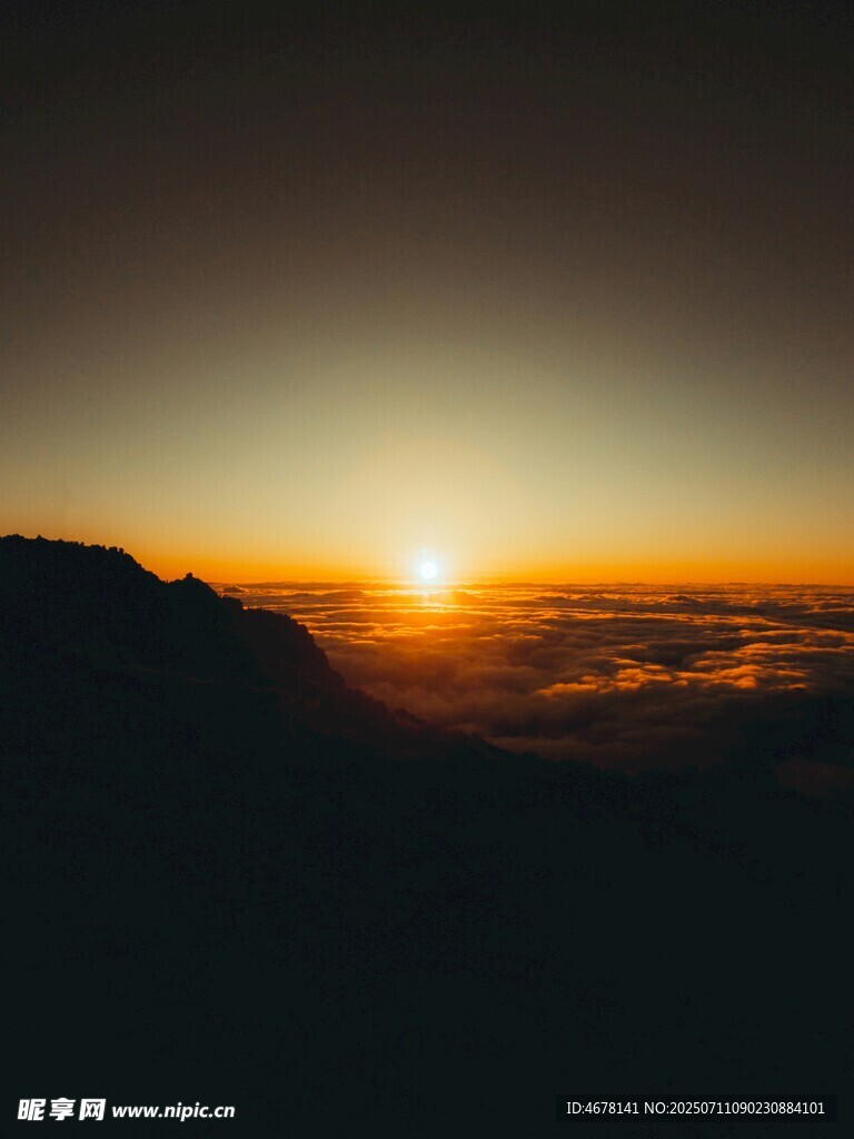 日出云海间壮丽美景