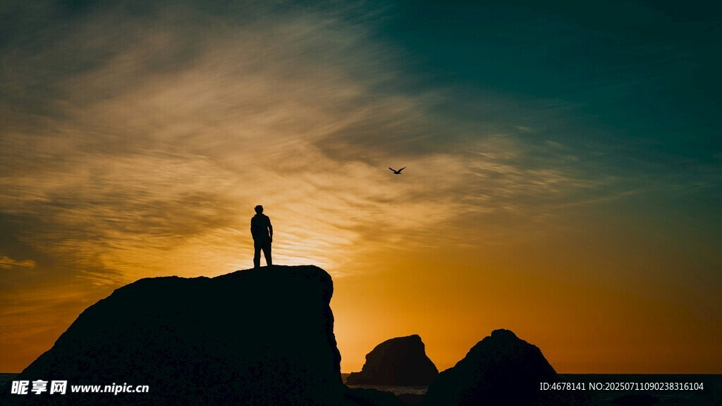 夕阳下的孤独身影